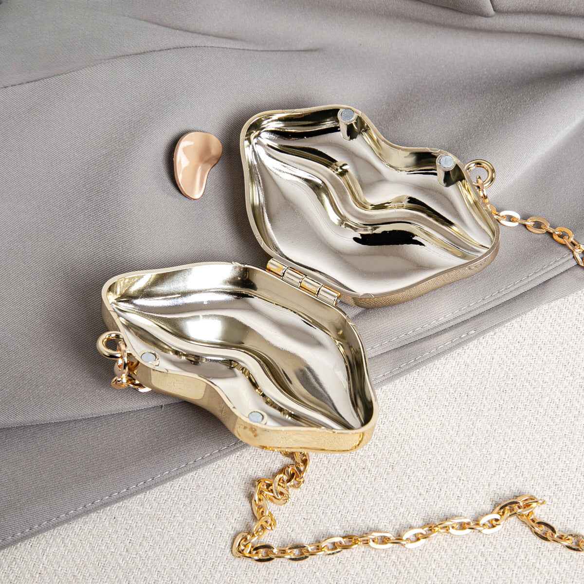 Lip Shaped Small evening Clutch Purse – Stylish Shinny Party Purse, Perfect for Casual Outings, Proms, and Parties – A Unique Fashion Accessory That Turns Heads