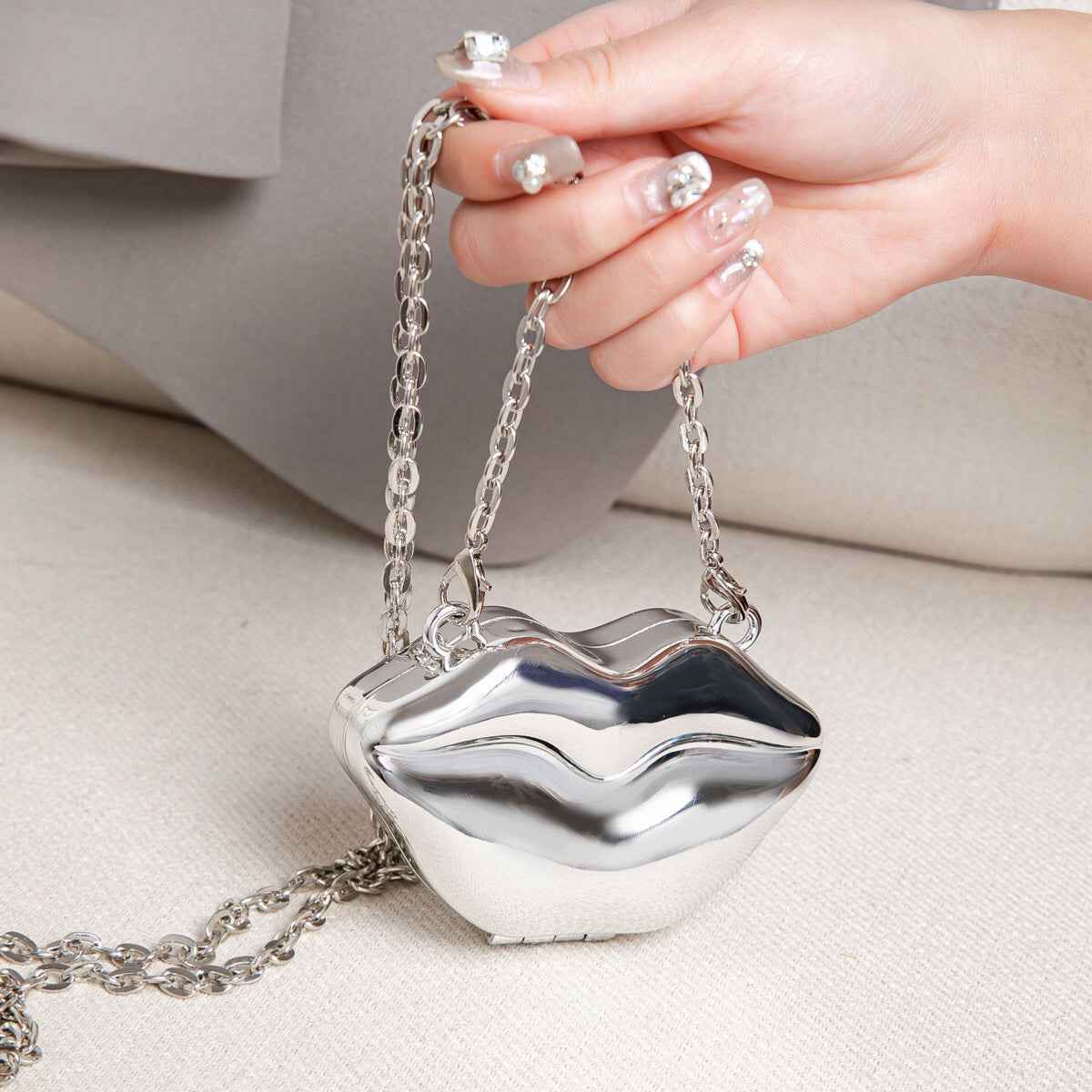 Lip Shaped Small evening Clutch Purse – Stylish Shinny Party Purse, Perfect for Casual Outings, Proms, and Parties – A Unique Fashion Accessory That Turns Heads