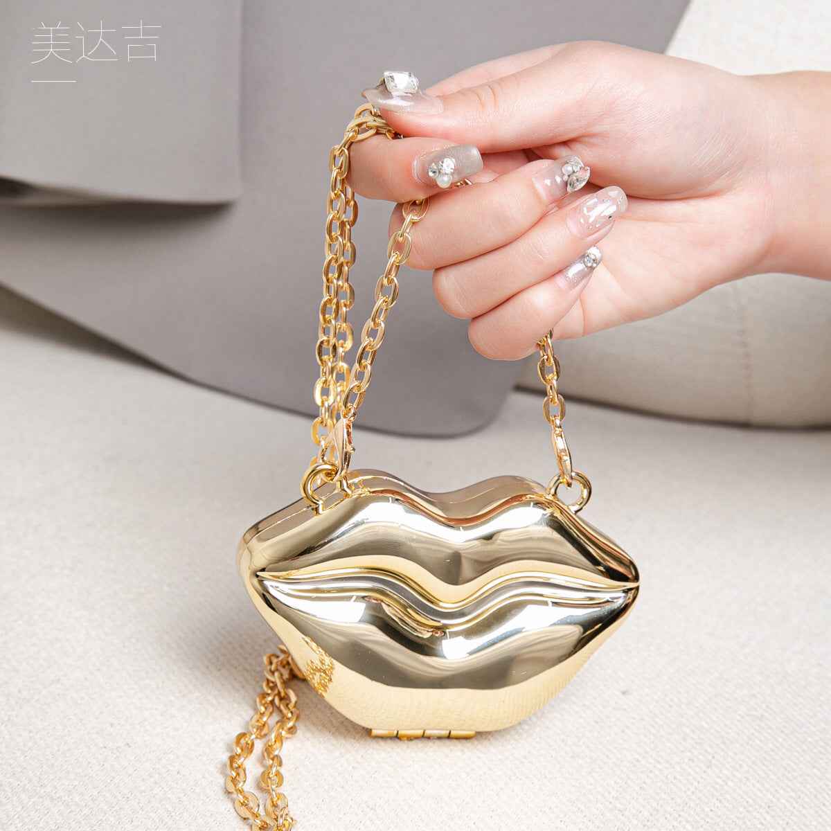 Lip Shaped Small evening Clutch Purse – Stylish Shinny Party Purse, Perfect for Casual Outings, Proms, and Parties – A Unique Fashion Accessory That Turns Heads