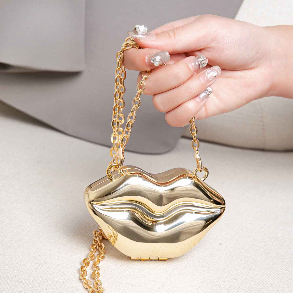 Lip Shaped Small evening Clutch Purse – Stylish Shinny Party Purse, Perfect for Casual Outings, Proms, and Parties – A Unique Fashion Accessory That Turns Heads